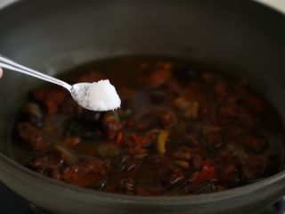 8、土豆烧牛肉,11.将炖好的牛肉再倒回到炒锅加盐调味。