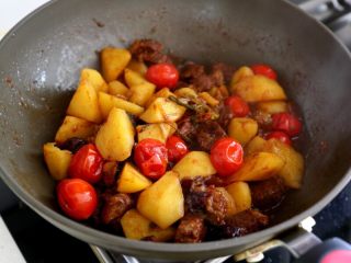 10、土豆烧牛肉,14.圣女果煮到软，这锅土豆炖牛肉就完成了。