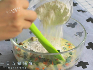 4、蔬菜软松饼,再将40克低筋面粉加入，搅拌成蔬菜糊。