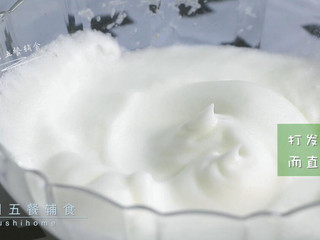 5、蔬菜软松饼,蛋白不加糖直接打发，打发到有短而直的尖角。