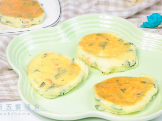 8、蔬菜软松饼,配方中给出的量做了2锅，也就是巴掌大的饼12个。打发过的蓬松的饼，饱腹感不是很强，再配合一个杂粮豆浆或杂粮米糊比较完美。