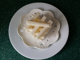 9、蓝莓山药,然后沥干水份、将山药条按自己喜欢的形状码入盘中