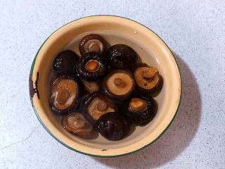 1、花儿朵朵之【双色培根烧卖】 ,制做内馅。干香菇提前一晚泡发