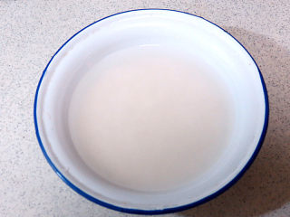 2、花儿朵朵之【双色培根烧卖】 ,糯米用水浸泡一夜(或用热水浸泡两至三小时)