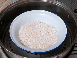 3、花儿朵朵之【双色培根烧卖】 ,糯米捞出沥干水分，放容器中