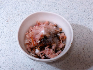 7、花儿朵朵之【双色培根烧卖】 ,香菇碎培根碎拌匀，加入老抽、糖、盐和一大匙油拌匀