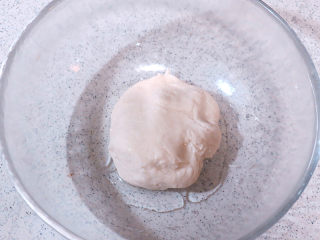 12、花儿朵朵之【双色培根烧卖】 ,晾凉一点之后，用手揉成团，加入油