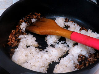 9、花儿朵朵之【双色培根烧卖】 ,然后下蒸好的糯米一起炒