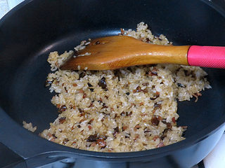 10、花儿朵朵之【双色培根烧卖】 ,可根据情况适当加水，不要太湿，糯米保持一粒一粒的最好