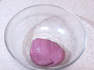 14、花儿朵朵之【双色培根烧卖】 ,晾凉一点之后用手揉成团，然后加入油