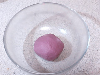 15、花儿朵朵之【双色培根烧卖】 ,继续揉成一个光滑的紫色面团