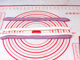 17、花儿朵朵之【双色培根烧卖】 ,搓成长条状