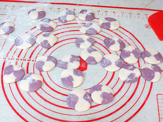 20、花儿朵朵之【双色培根烧卖】 ,平均切成小份,按扁