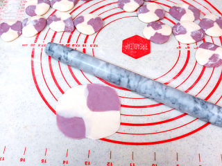 21、花儿朵朵之【双色培根烧卖】 ,用擀面杖擀圆