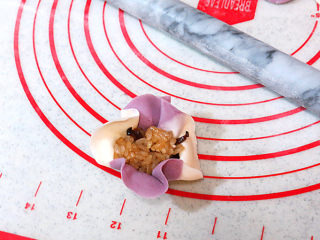 22、花儿朵朵之【双色培根烧卖】 ,填入炒好的馅料，包起来，上面用虎口凹紧收口