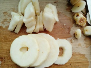 3、冰糖雪梨汤,切成喜欢的形状