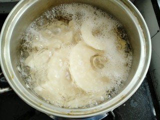 5、冰糖雪梨汤,中火煮开转中小火煮五分钟