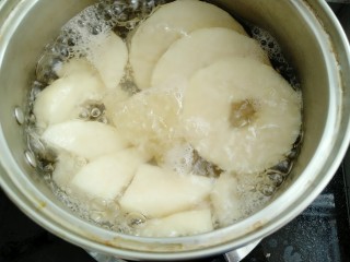 6、冰糖雪梨汤,加入冰糖煮三分钟