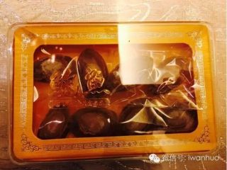 2、佛跳墙,干鲍鱼放入电饭煲煮开五分钟后点保温，八个小时后再煮开五分钟再次保温八个小时，这时候鲍鱼已经发好变大，在鲍鱼表面切十字花，透凉放入乐扣放入冰箱保鲜。