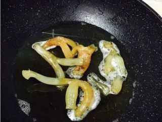 3、佛跳墙,冷锅冷油放入干的牛蹄筋最小火泡着，慢慢的开始起泡沫让蹄筋慢慢变形变粗后捞出；加入更多油转大火，油温够热后投入牛蹄筋炸到金黄色，用筷子可扎破的时候捞出，放入清水锅小火煮十五分钟，关火后焖发五个小时，然后换水后重复上一步骤一次，这时候蹄筋就发的白胖白胖，无硬芯，同样放入乐扣保鲜。