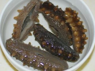 4、佛跳墙,海参常规泡发。先用纯净水泡两天，放入冰箱，天天换水。等泡软把海参肚子里的脏东西去掉，然后用干净无油的锅冷水下海参，煮开后转小火煮30分钟，关火焖至水凉，把海参捞出再用纯净水泡两天即可。