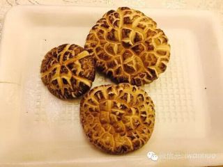 6、佛跳墙,花菇几朵水发。