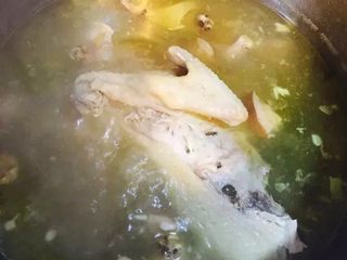 7、佛跳墙,高汤：用猪骨，半只农家鸡，金华火腿，干贝一起煲汤，大概两个小时，晾晾撇去浮油。