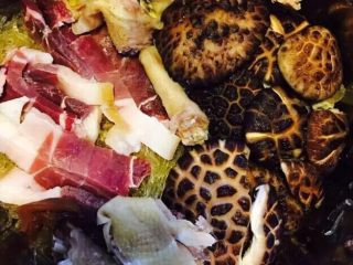 9、佛跳墙,第三层码放大花菇与鸡腿