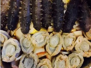 11、佛跳墙,最上面一层码放海参，鲍鱼和干贝，倒入已经煲好的高汤刚刚盖过食材，倒入适量花雕酒，炸一些葱油淋在最上层，几粒冰糖，一点桂皮粉，因为火腿是咸的，盐少来点就可以啦。