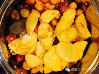 10、佛跳墙,第四层码放云腿肉与鹌鹑蛋，花胶