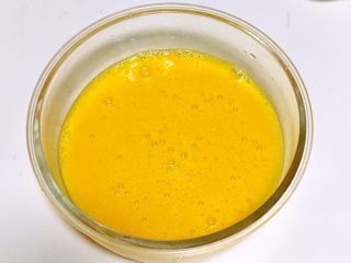 6、宝宝辅食之虾仁莲藕蛋卷,鸡蛋打散