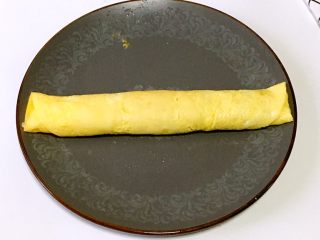 10、宝宝辅食之虾仁莲藕蛋卷,从一侧开始卷，卷成紧实的蛋卷。水开蒸10分钟左右。