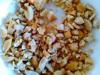 2、元气早餐之能量三明治,首先将花生粒擀碎