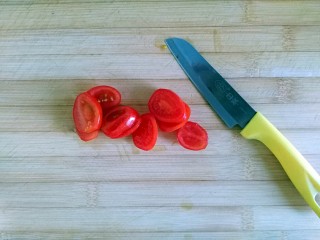 3、元气早餐之能量三明治,圣女果洗净竖切两刀成三片