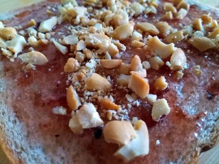 4、元气早餐之能量三明治,果酱上撒一层花生碎