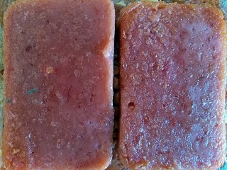 5、元气早餐之能量三明治,放上两片煎好的佐餐肠