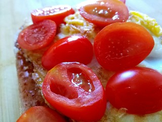 7、元气早餐之能量三明治,摆满圣女果片