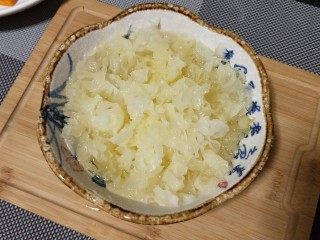 2、养生美颜甜品——玫瑰南瓜银耳露,银耳提前用温水泡发，通常头一晚泡