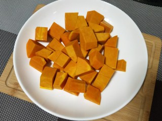 3、养生美颜甜品——玫瑰南瓜银耳露,南瓜去皮洗净，切小块