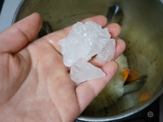 6、养生美颜甜品——玫瑰南瓜银耳露,加入冰糖或白糖、蜂蜜（白糖、蜂蜜的话可以煮好后放）