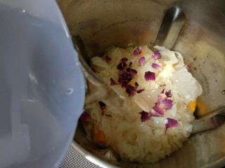 8、养生美颜甜品——玫瑰南瓜银耳露,加入矿泉水（由于家里水质不好，都用这边的矿泉水煮饭做菜）