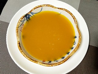 11、养生美颜甜品——玫瑰南瓜银耳露,慢慢倒入碗里