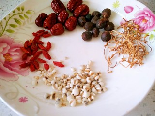 1、懒人料理+天气冷多喝汤！,准备好煲汤用的药材