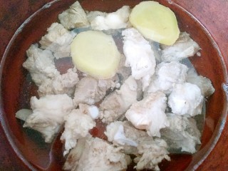 2、懒人料理+天气冷多喝汤！,排骨洗干净冷水下锅焯一遍水，捞出再用开水冲洗一遍，再倒入紫砂锅里，放入姜片，再倒入适量的开水，加两滴白醋调至高火煮