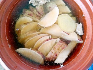 3、懒人料理+天气冷多喝汤！,甘蔗去皮切成小段，雪莲果去皮切成小块一起放进紫砂锅里。