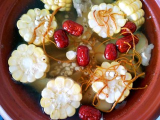 4、懒人料理+天气冷多喝汤！,玉米切成小段放进锅里，最后把药材也倒进去一起煲。（除枸杞外）