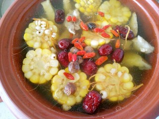 5、懒人料理+天气冷多喝汤！,煲开后加入枸杞，两小勺盐轻轻翻拌均匀。