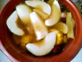 6、懒人料理+天气冷多喝汤！,出锅前十分钟放入切好的雪梨，再盖上盖子焖煮几分钟即可