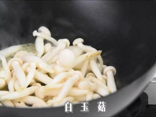 2、天气渐热，来份清爽又下饭的丝瓜烩白玉菇,倒入白玉菇。