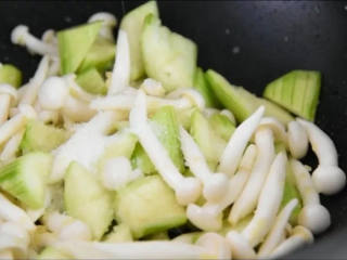 5、天气渐热，来份清爽又下饭的丝瓜烩白玉菇,加入少许清水煮沸。
